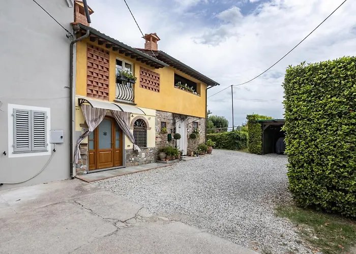 Bright Flat With Private Parking!